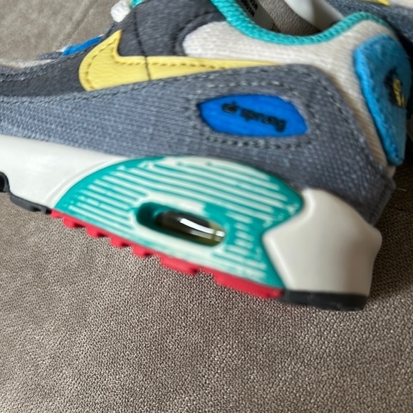 Nike Gray and White Sneakers for Everyday Comfort - Picture 8 of 10